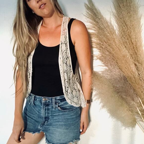 ANTHROPOLOGIE MOYNA Tiered Ruffle Back White Cream Beaded Lace Floral Vest M - Picture 2 of 8